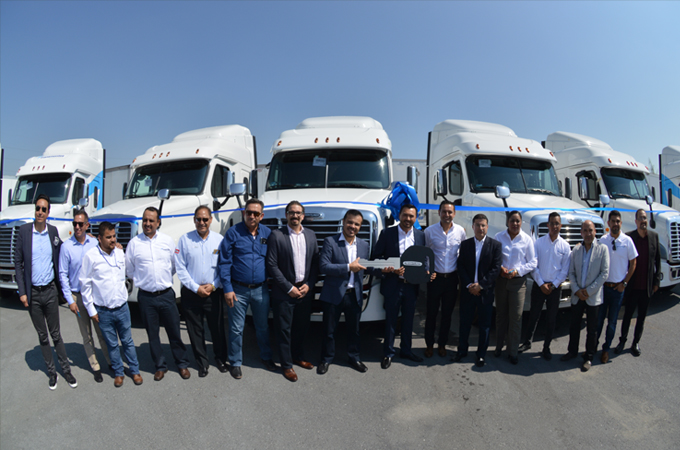 Daimler entrega 21 camiones a Transmontes