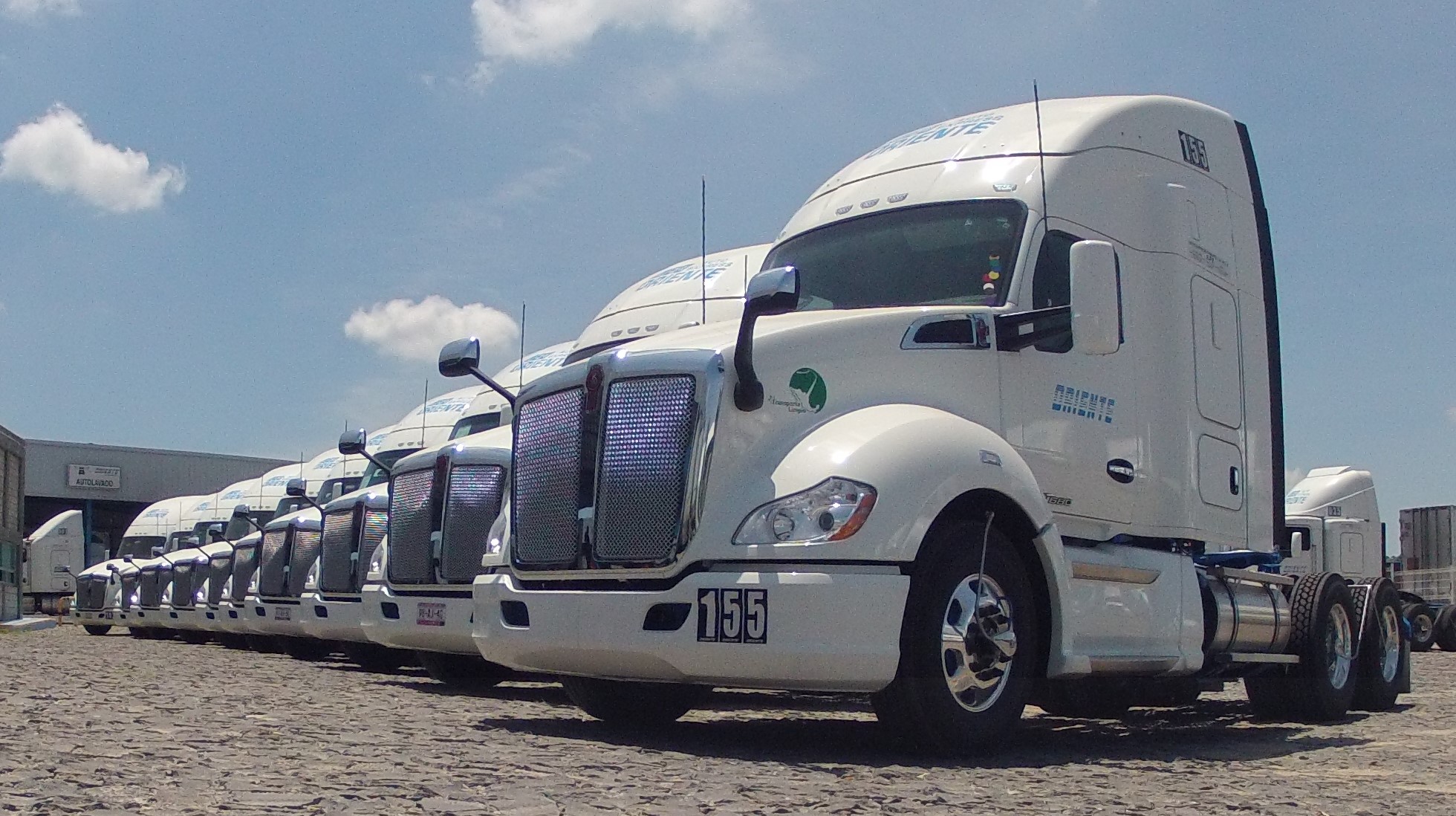 Auto Express Oriente adquiere 27 unidades de Kenworth
