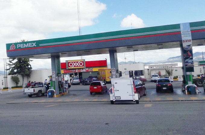 La limpieza del inyector o la adición a la gasolina