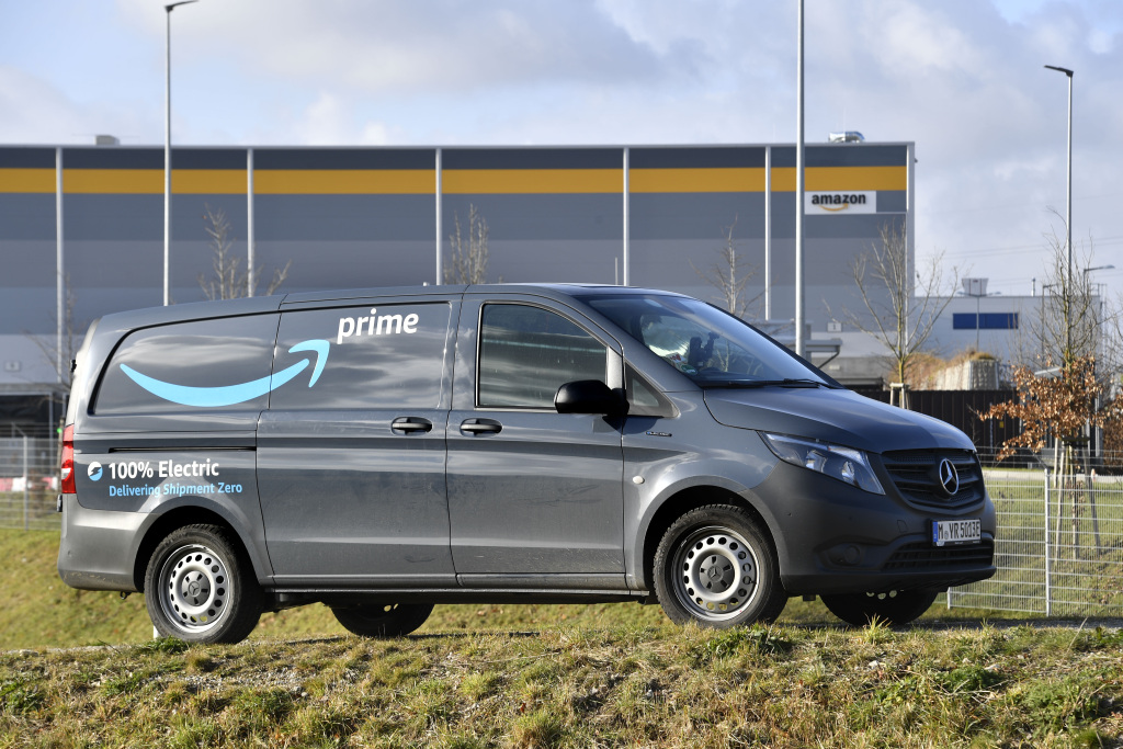 Mercedes-Benz y Amazon colaboran para reducir emisiones contaminantes con la eVito.