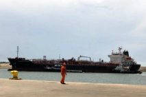 Por falta de autotanques, combustibles están varados en puertos
