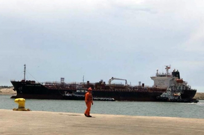 Por falta de autotanques, combustibles están varados en puertos