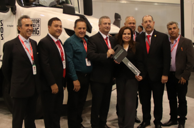 Volvo Trucks dona un VNR 400 al Conalep
